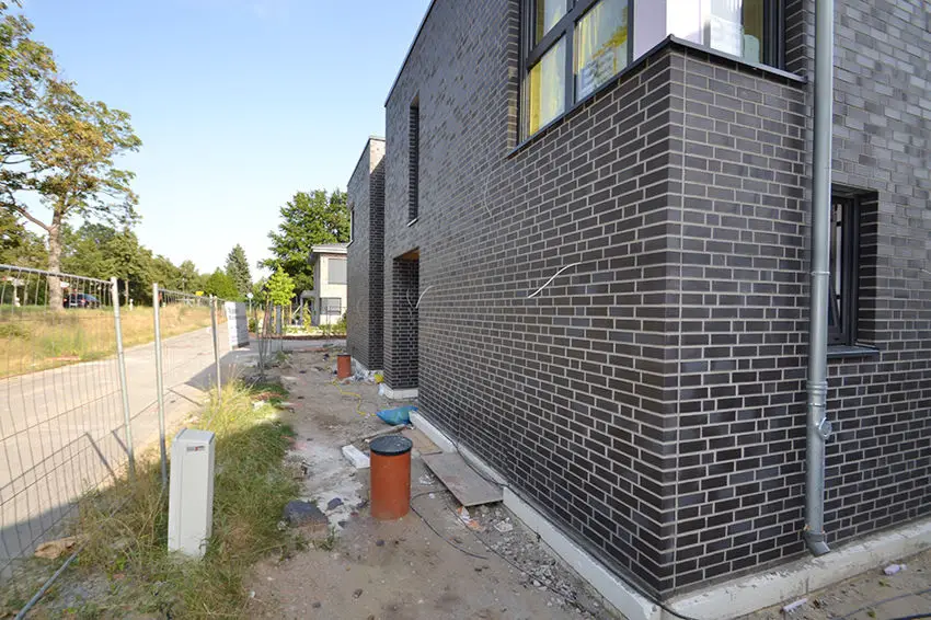 Seitliche Außenansicht -- Familiendomizil in Rheinberg-Budberg: Schicker Neubau in naturnaher Lage