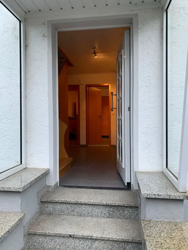 Eingang -- Erstbezug nach Sanierung mit EBK: ansprechende 3-Zimmer-Wohnung in Gernsheim