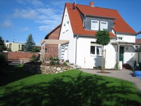 Hausansicht -- Haus für 2 Personen mit Süd-Terrasse, Garten, Innenhof, Garage und Carport