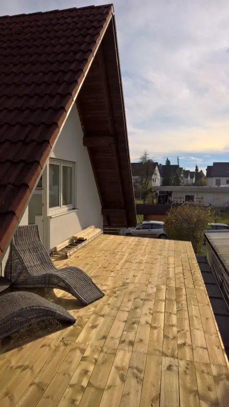 Terrasse -- Schicke und helle Maisonetten-Wohnung in ruhiger Wohngebietslage, sofort frei …