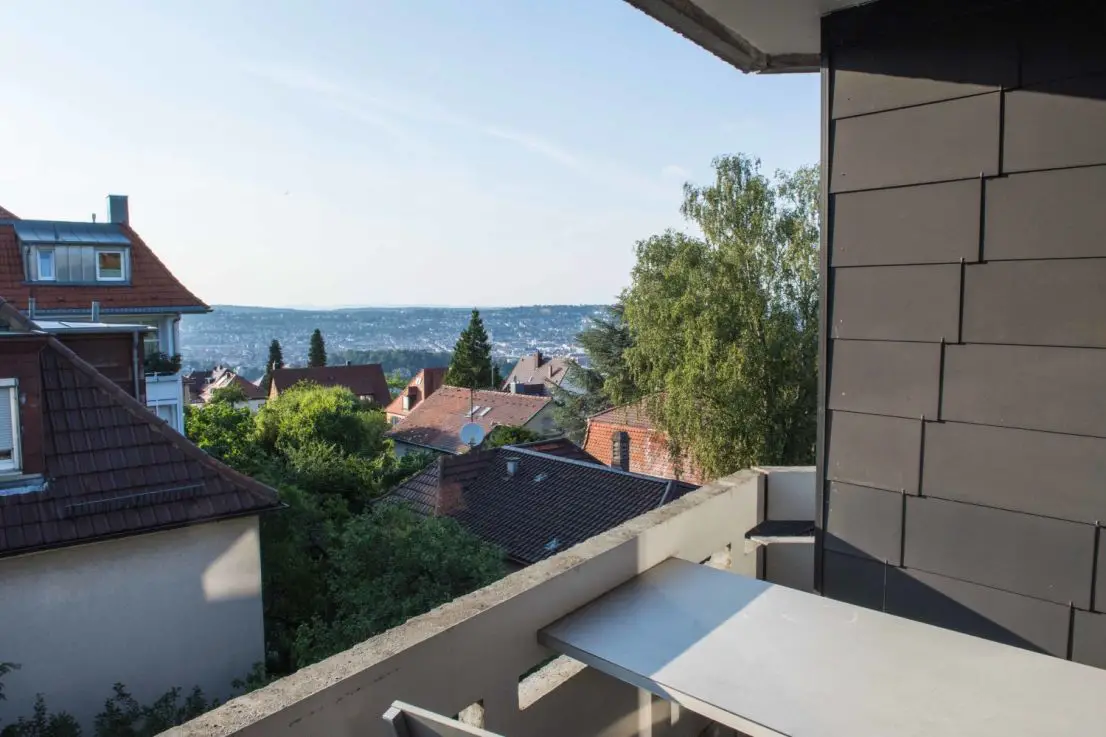Aussicht -- Modernisierte 4-Zimmer-DG-Wohnung in Halbhöhenlage mit Balkon, Kamin und EBK