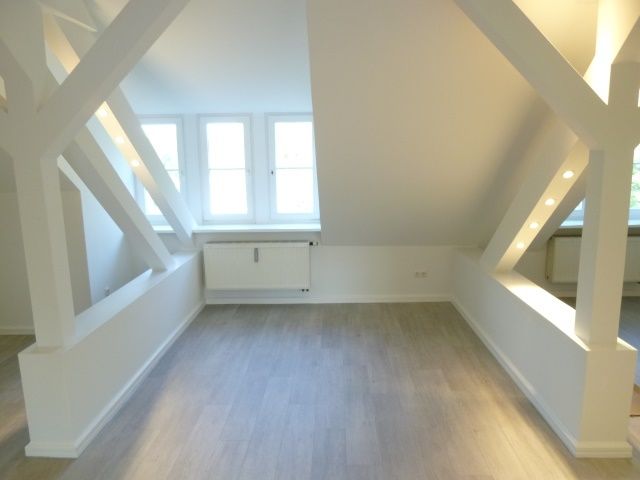 Objektfoto -- helles 2-Zimmer Dachgeschosswohnung im Herzen von Striesen mit Einbauküche!!