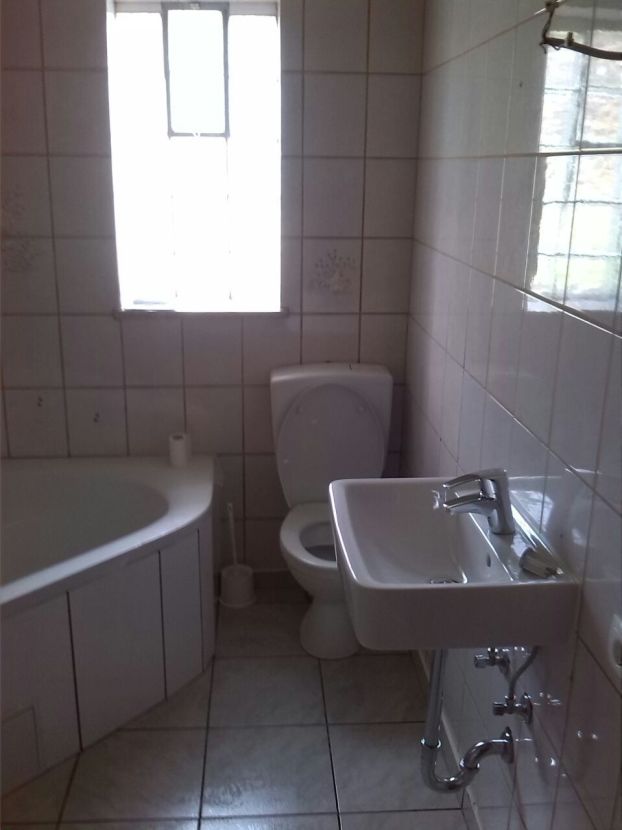 Badezimmer -- Gemütliche 2-Zimmer EG Wohnung, Zentrale Lage in Assamstadt