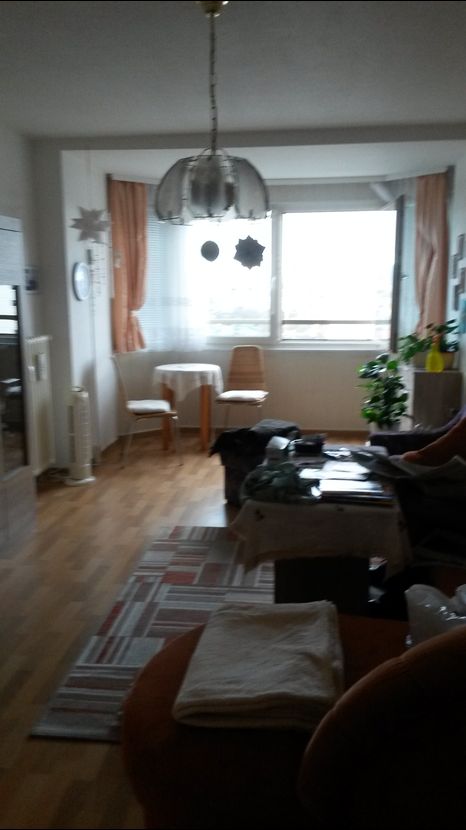 Wohnzimmer -- Freundliche 2-Zimmer-Wohnung behinderten- und seniorengerecht in Dresden