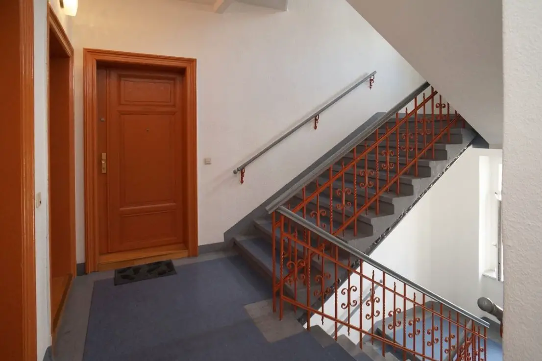 Treppenhaus -- Striesen, Schandauer Straße: kleiner Balkon + Wanne