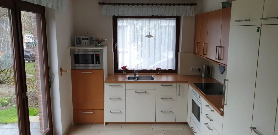 9 Küche -- Schönes Haus mit sieben Zimmern in Kiel, Hasseldieksdamm