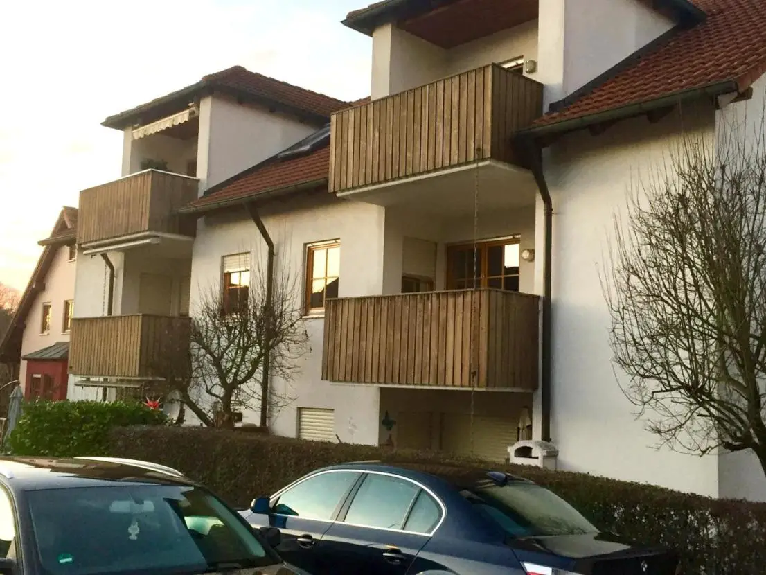 Hausansicht -- Attraktive, gepflegte 3-Zimmer-Wohnung mit gehobener Innenausstattung zum Kauf in Höchstadt