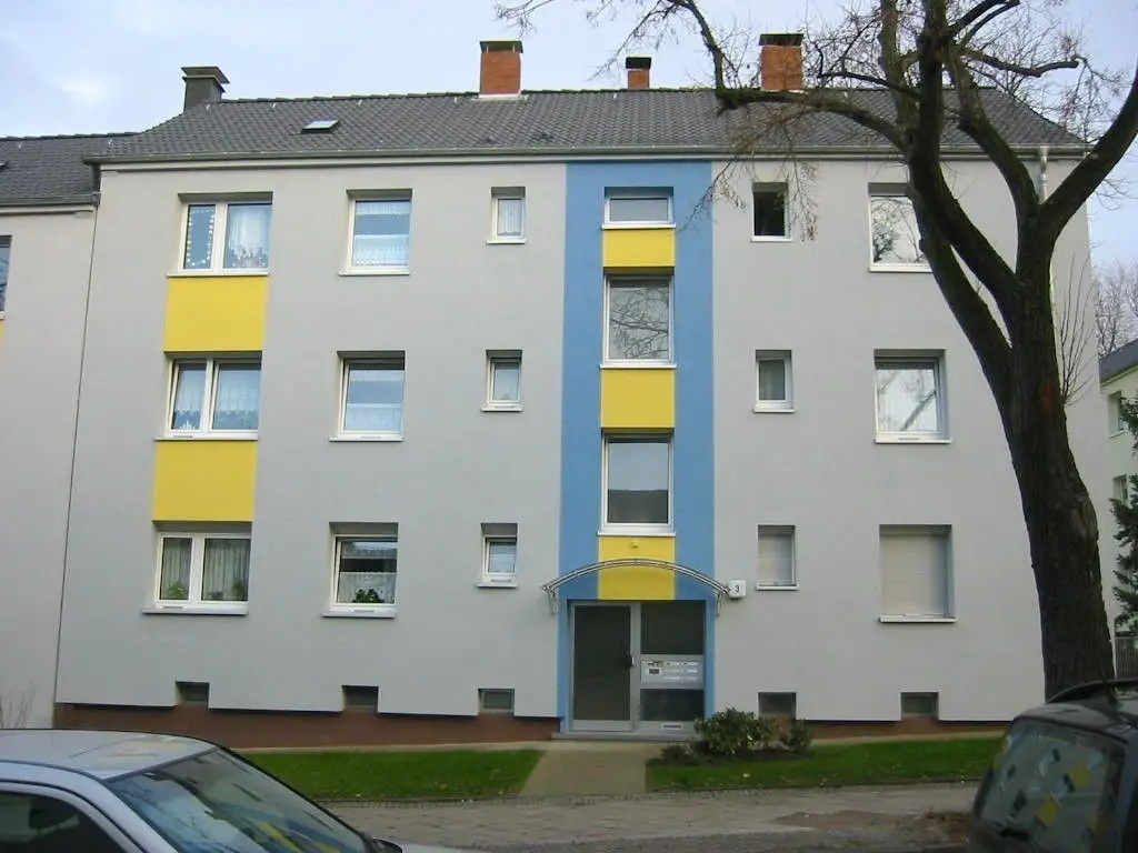 Schulstrasse 3 -- Gepflegte 4,5 Raum Wohnung mit Balkon