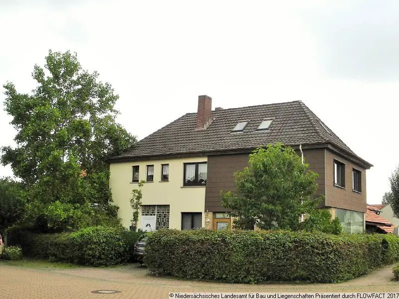 1_Wohnhaus -- Freistehendes EFH mit PV-Anlage in Hattorf a. H.