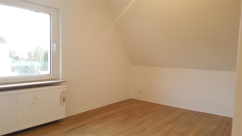 Wohnzimmer -- Renovierte 2 Zimmer-Wohnung in Bahnhofsnähe zu vermieten