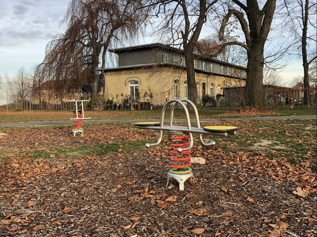 Spielfläche im Park_Nov 2018 -- Neuwertiges helles Reihenendhaus mit 2 Terrassen - gr. Garten mit Bäumen - Spielplatz 50m