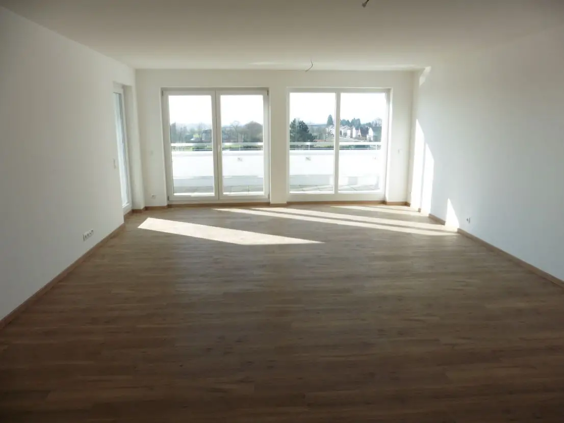 01 Wohnzimmer -- Exklusive 3-Zimmer-Penthouse-Wohnung mit Terrasse und Einbauküche in Gernsheim