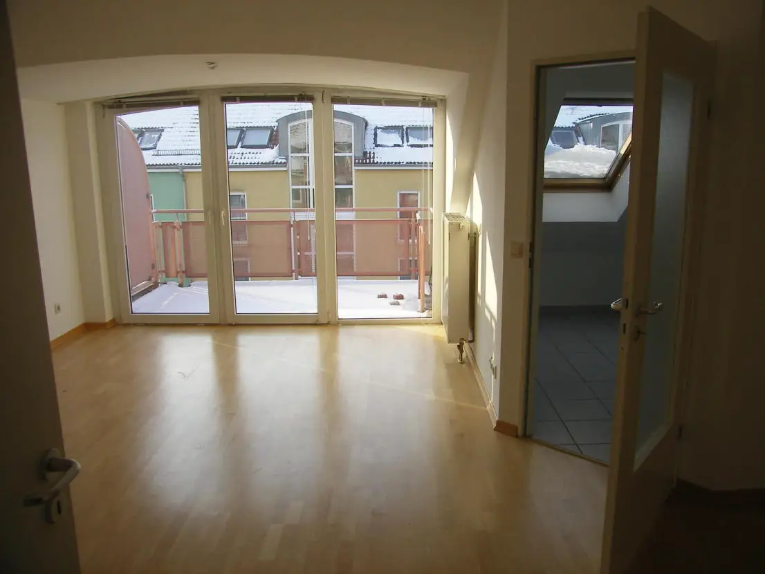 Wohnzimmer / Balkon -- Büschdorf / 2 Zimmer DG mit Balkon, Wanne und Laminat zu vermieten!