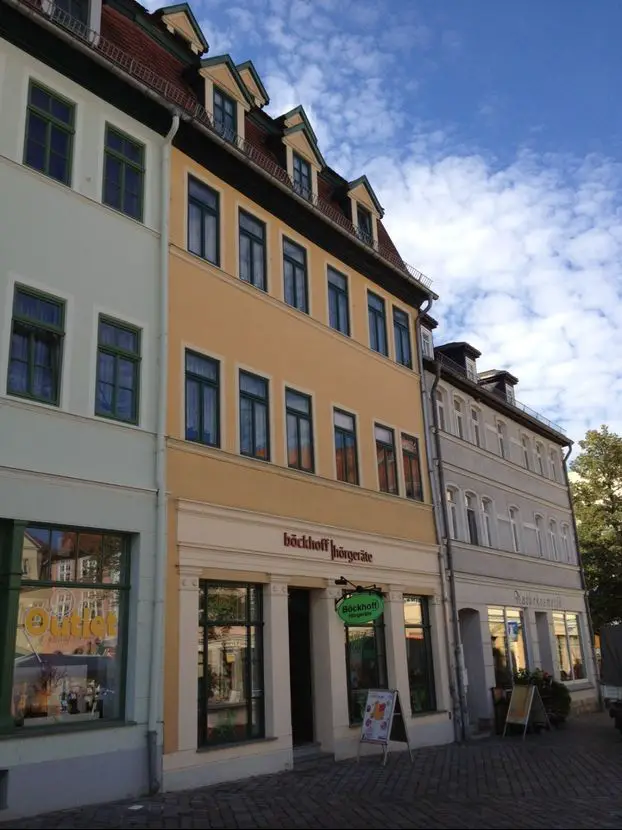 Foto(2) -- Gemütliche Dachgeschoß- 3-Raum-Wohnung mit Pkw-Stellplatz am Apoldaer Markt -OHNE BALKON-