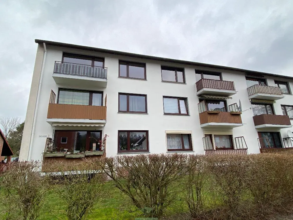 Gebäudeansicht -- Helle Drei-Zimmer-Wohnung mit Balkon, Küche und Stellplatz in Delmenhorst