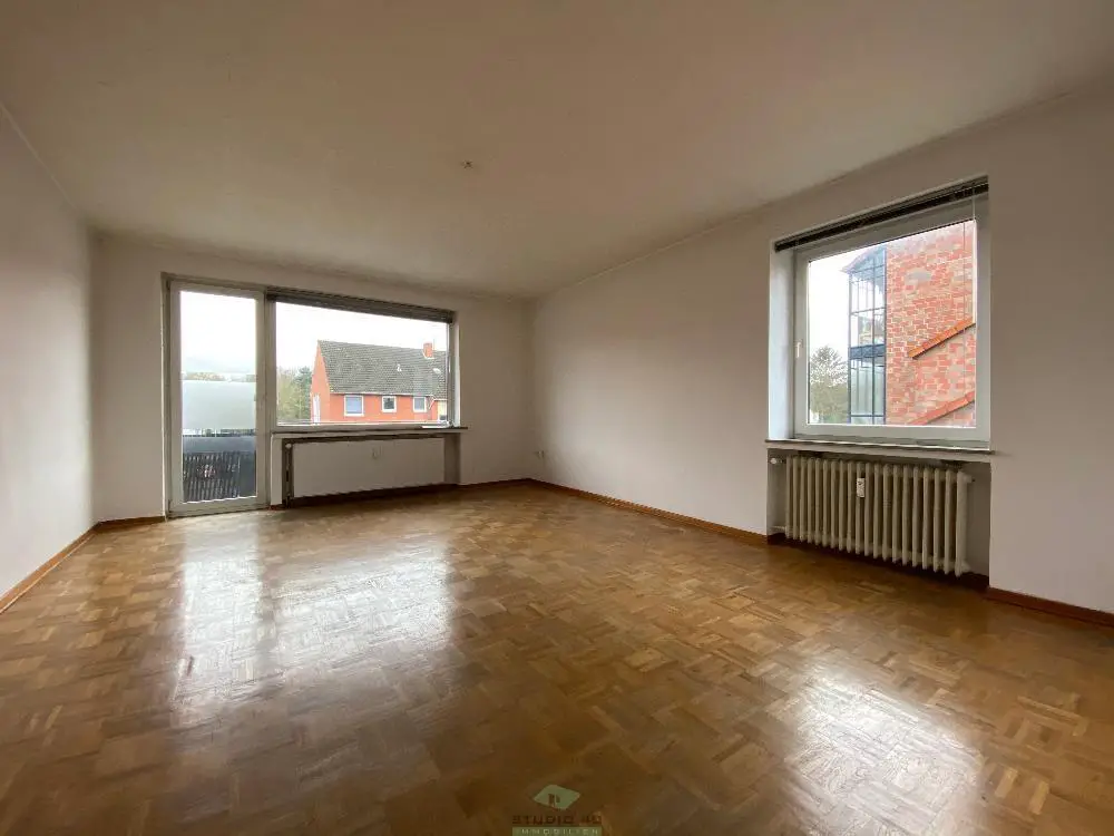 Wohnzimmer mit Balkon -- Helle Drei-Zimmer-Wohnung mit Balkon, Küche und Stellplatz in Delmenhorst