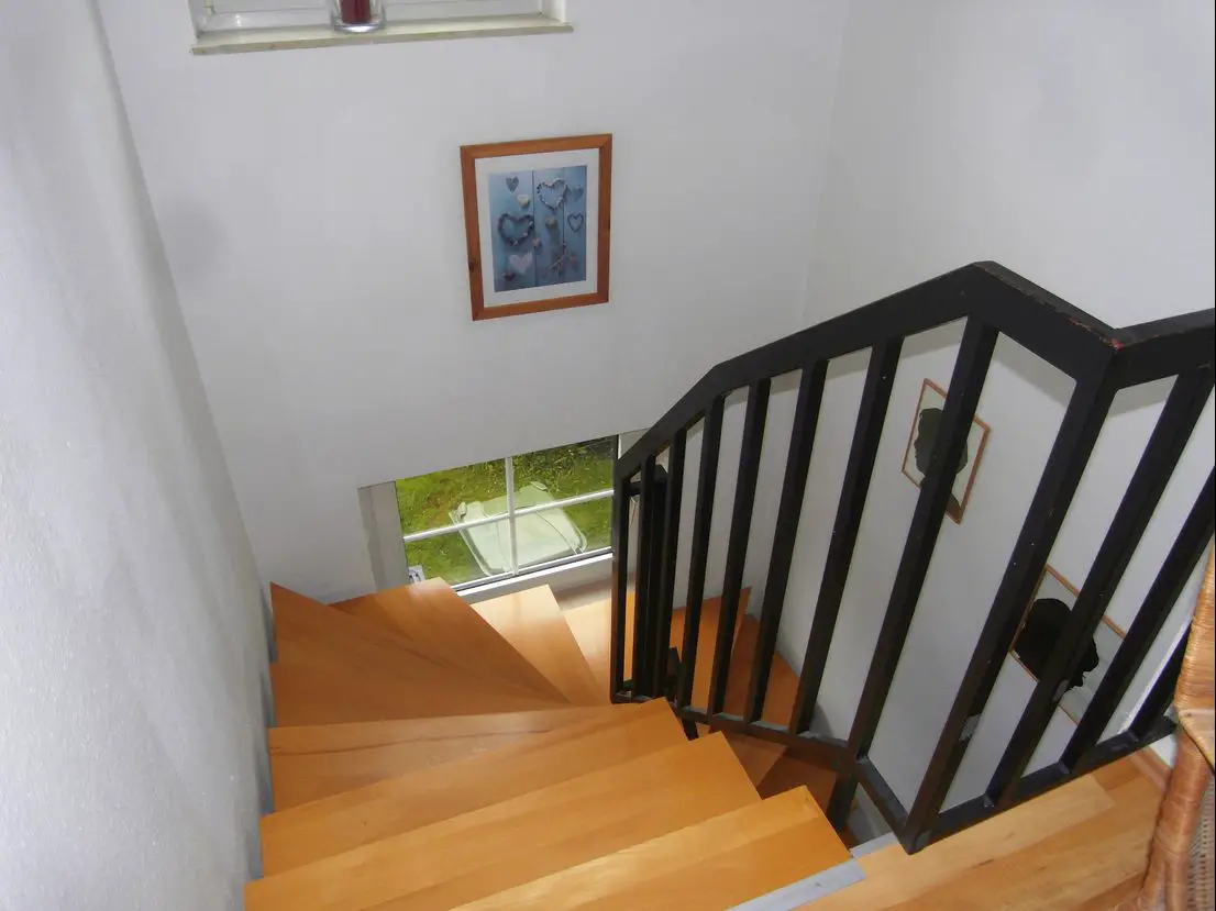 Treppenhaus -- Wohnen in Meinersen, freistehendes Einfamilienhaus mit Garten und Garage