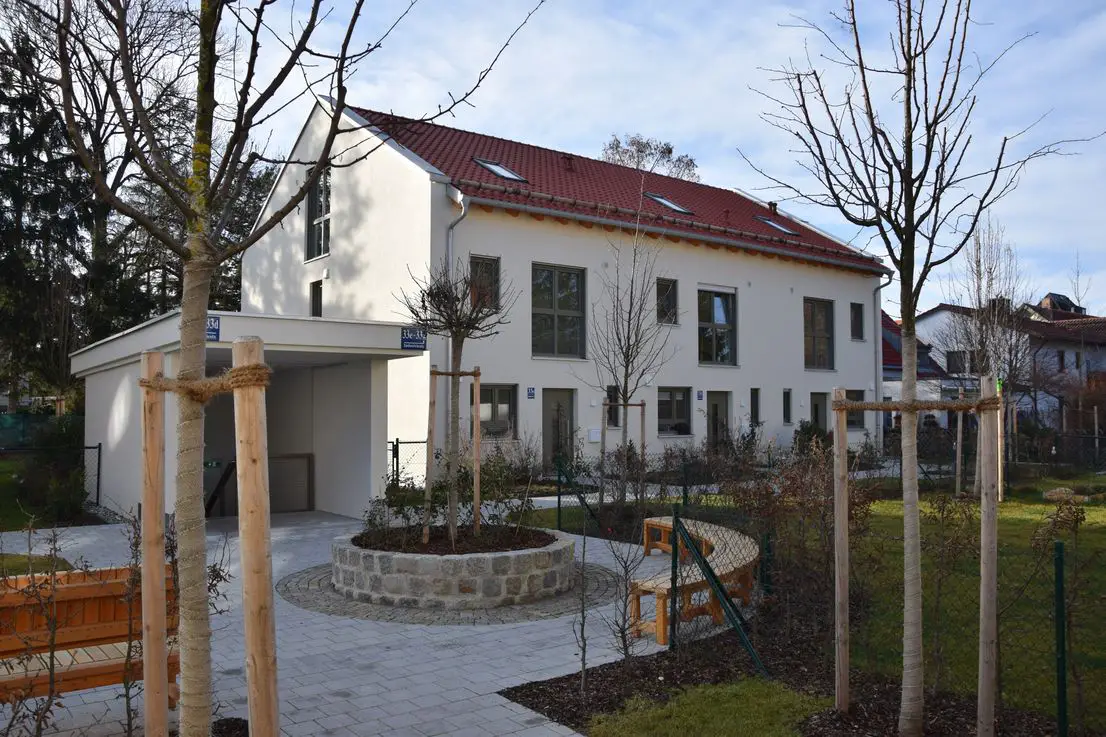 Zugang zum Haus  -- Neubau/Erstbezug - Stattliches Reihen-Eck-Haus in zentraler Bestlage Alt-Aubings
