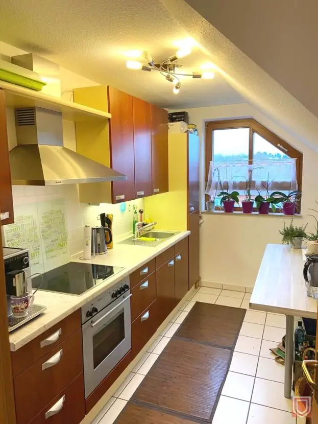 Küche -- Wunderbare Dachgeschosswohnung mit Balkon und Tiefgarage