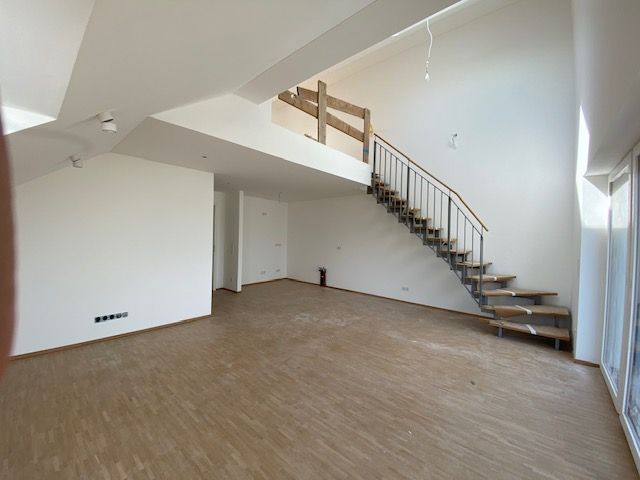 Treppe zur Galerie -- ERSTBEZUG! Wunderschöne Neubauwohnungen mit Galerie in Parsdorf! (Whg. 19)