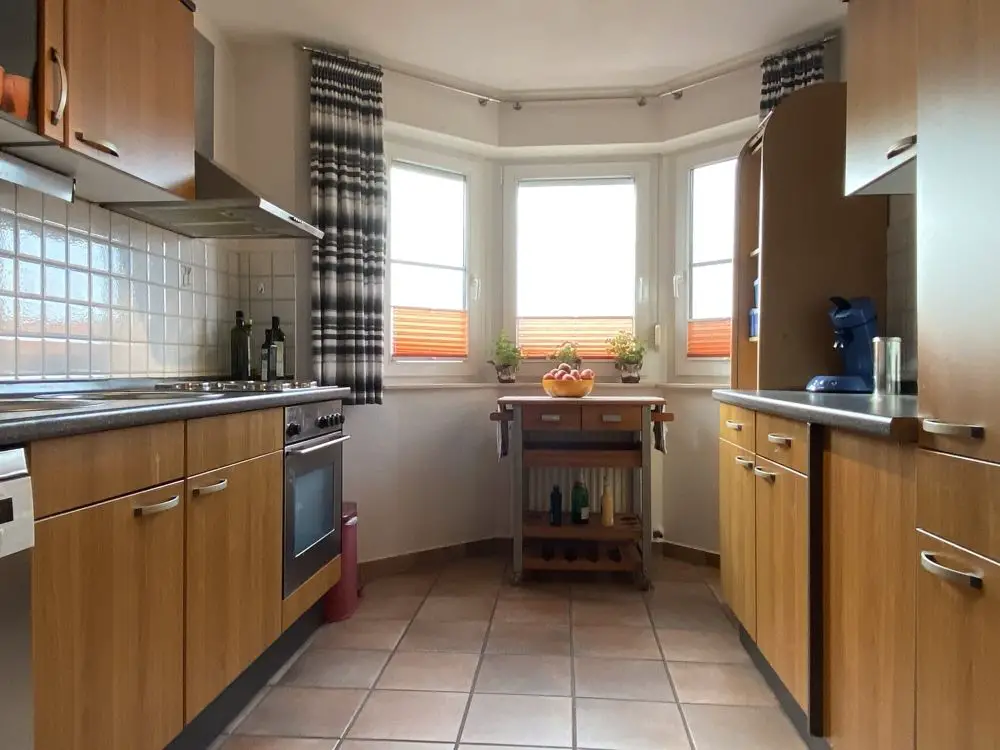 Küche mit sonnigem Erker -- Pure Lebensqualität ... piffige Maisonette-ETW mit Fahrstuhl + tollem Fernblick ...Video auf Anfrage