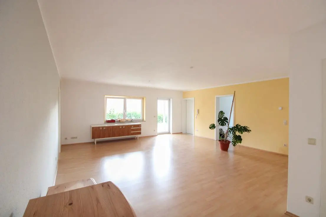 Wohn und Essbereich Untergesch -- Gepflegte Wohnung mit drei Zimmern und Terrasse in Pleisweiler-Oberhofen