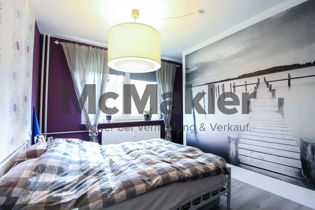 Schlafzimmer  -- Zentrumsnah: Sanierte 5-Zimmer-Wohnung mit Balkon in Eckernförde