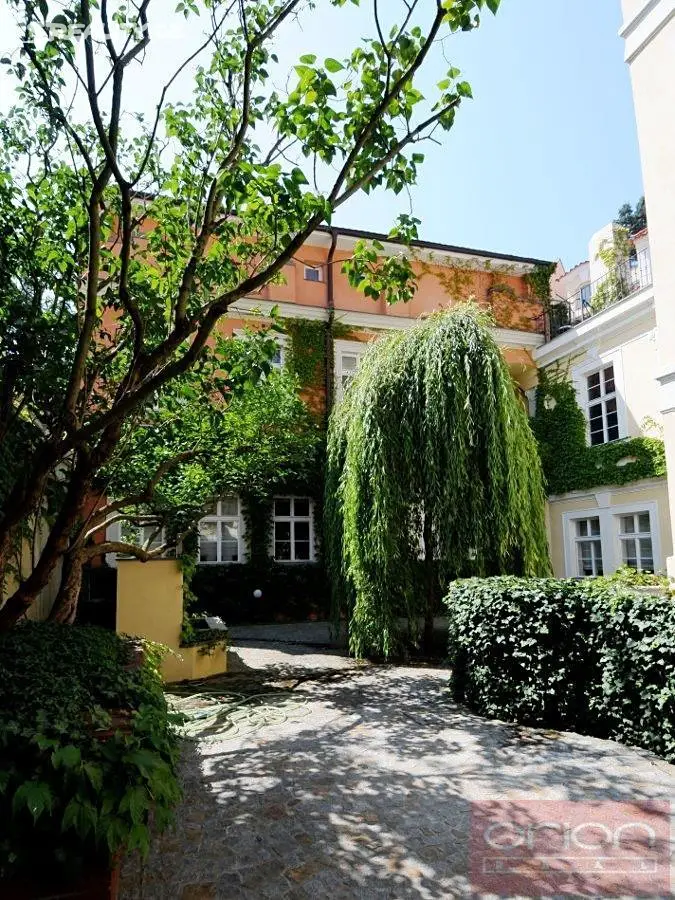 Pronájem bytu 3+1 81 m² (Mezonet), Vlašská, Praha 1 - Malá Strana