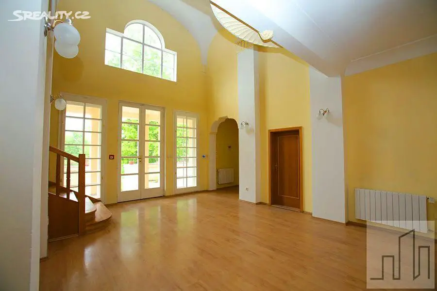 Prodej  vily 474 m², pozemek 6 315 m², Nádražní, Dobříň