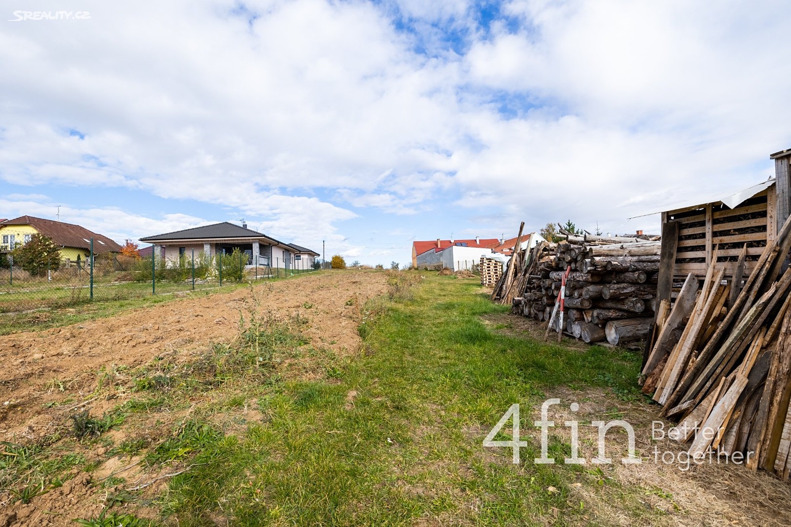 Prodej  stavebního pozemku 1 369 m², Hluboké Mašůvky, okres Znojmo