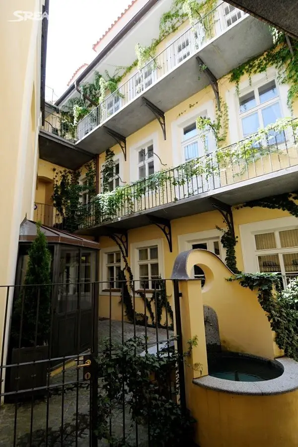 Pronájem bytu 3+kk 136 m² (Podkrovní), Vlašská, Praha 1 - Malá Strana