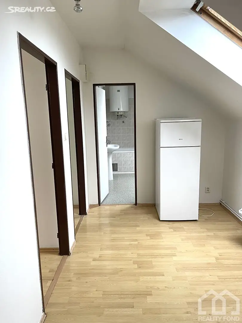 Pronájem bytu 2+kk 50 m² (Podkrovní), Kojická, Praha 9 - Újezd nad Lesy