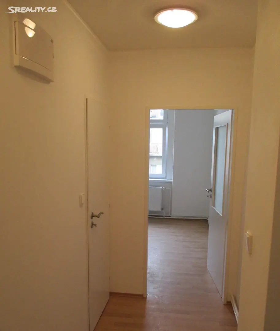 Pronájem bytu 1+1 33 m², V zahradách, Praha 8 - Libeň