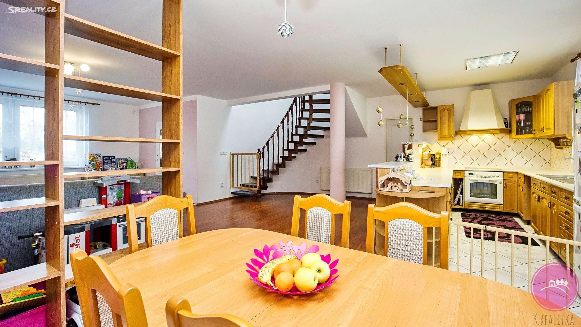 Prodej  rodinného domu 230 m², pozemek 2 148 m², Újezd, okres Olomouc