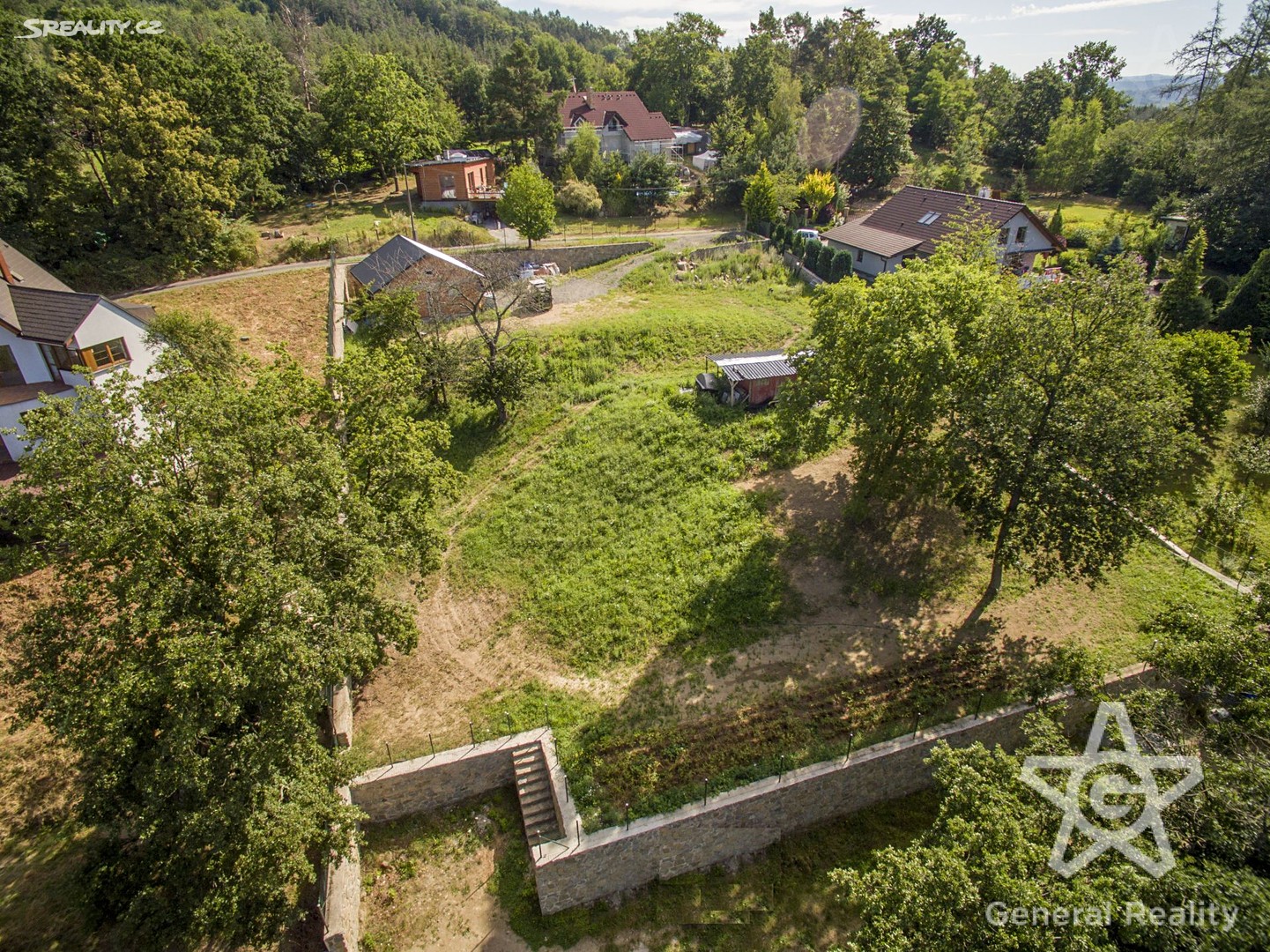 Prodej  stavebního pozemku 2 325 m², Kamenice - Ládví, okres Praha-východ