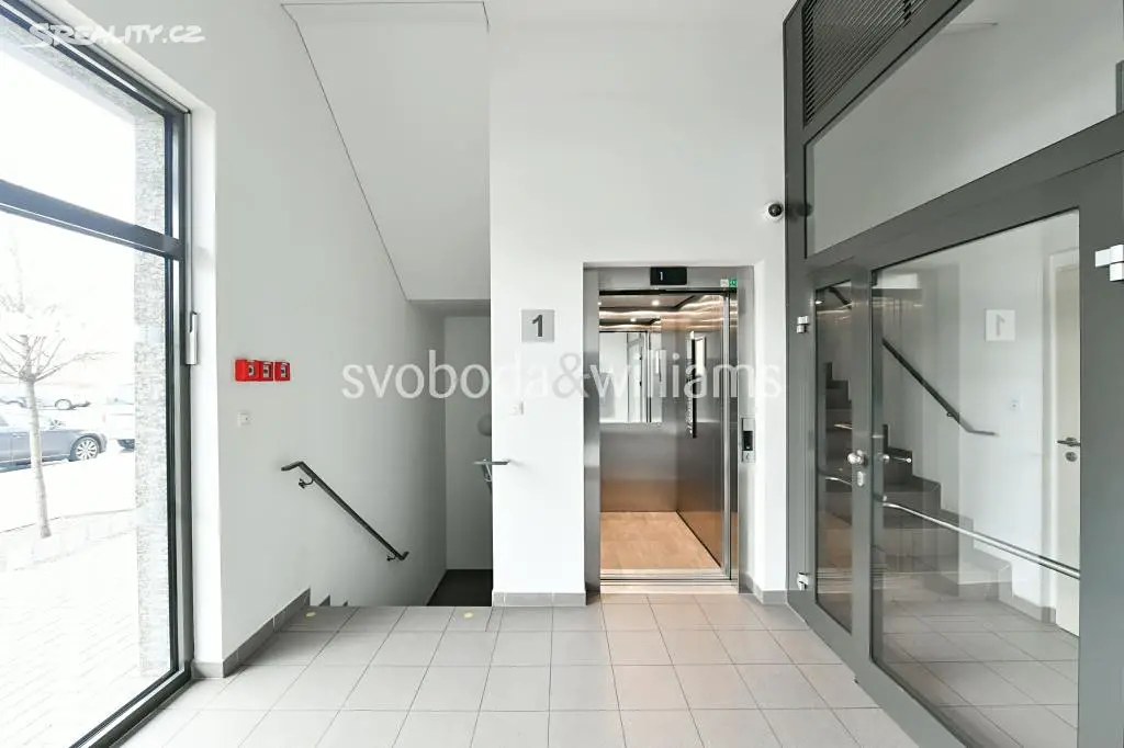 Pronájem bytu 1+kk 36 m², Československého exilu, Praha 4 - Modřany