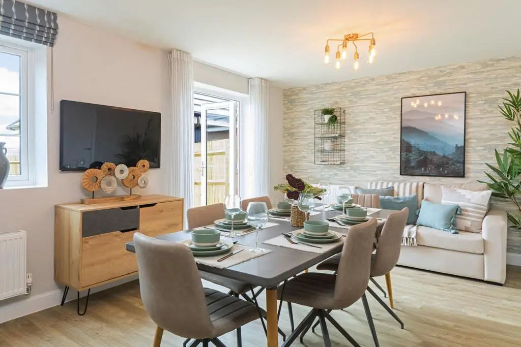 Dining area in 4 bed Bayswater