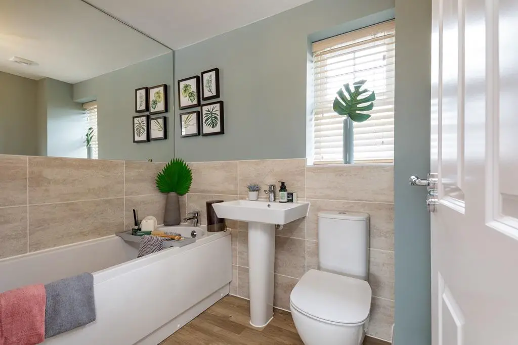 Family bathroom in 4 bed Bayswater