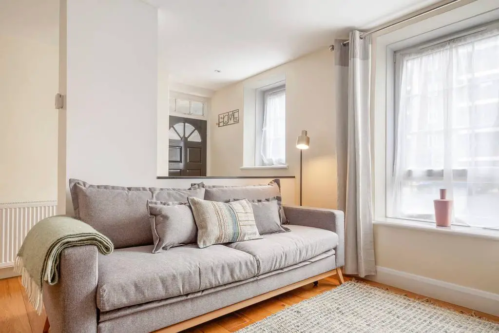 Stunning 2 bed flat close to Oval Station