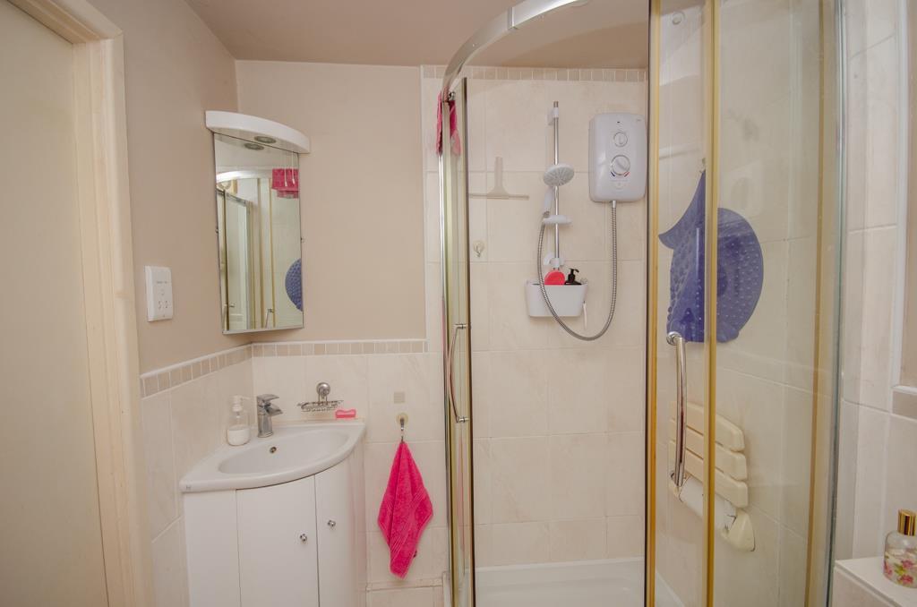 Shower room pic 2.jpg