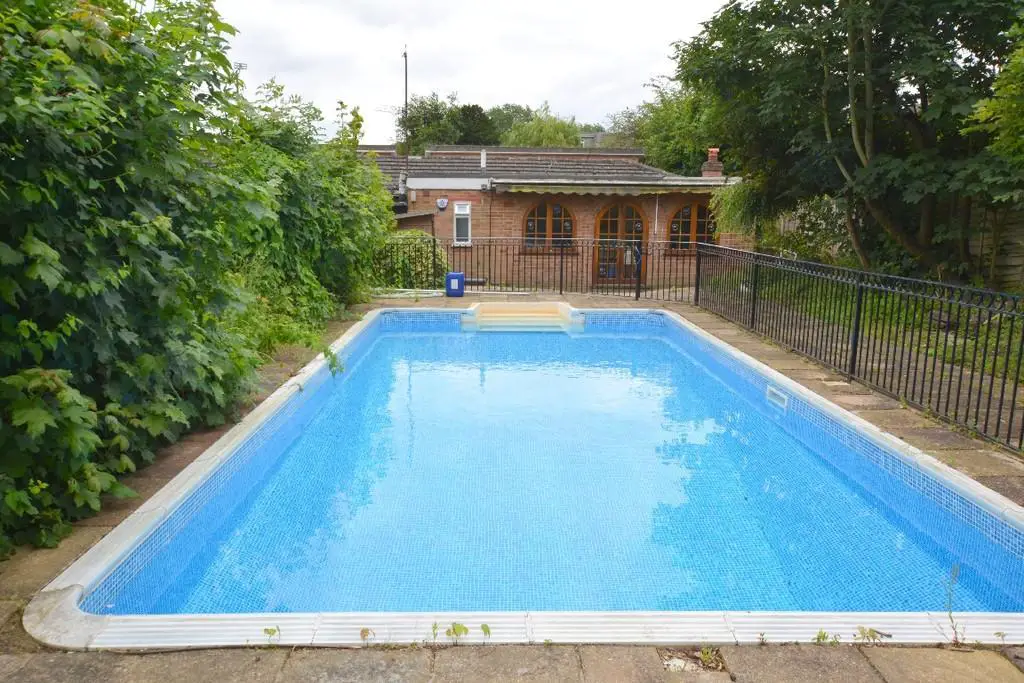 A 4 Bedroom Freehold bungalow with an extremely l