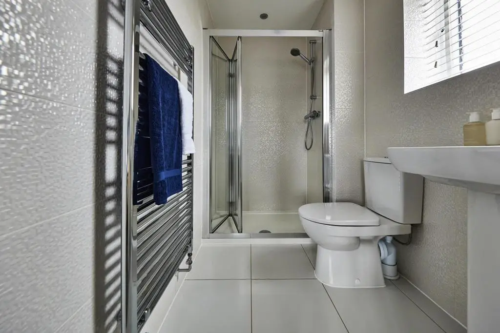An en suite shower room to the main bedroom