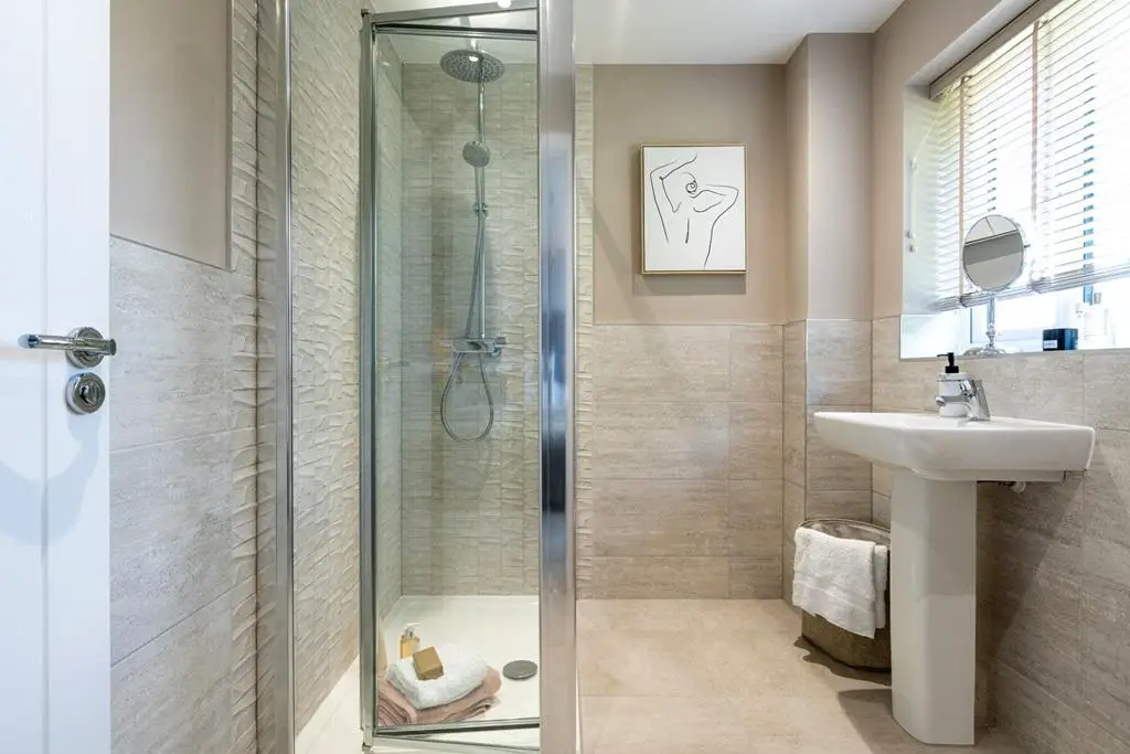Two bedrooms boast en suite shower rooms