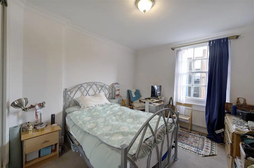 Flat28 gladstone court 736 bed2.jpg