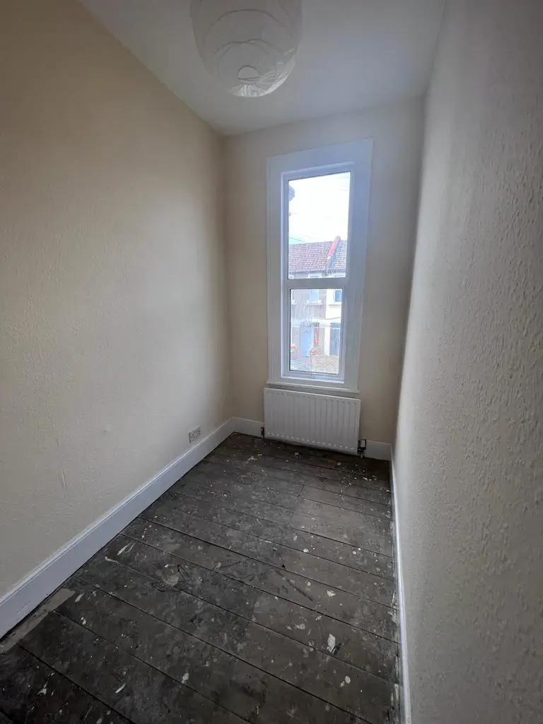 2 Bedroom First Floor Flat Available for Rent!