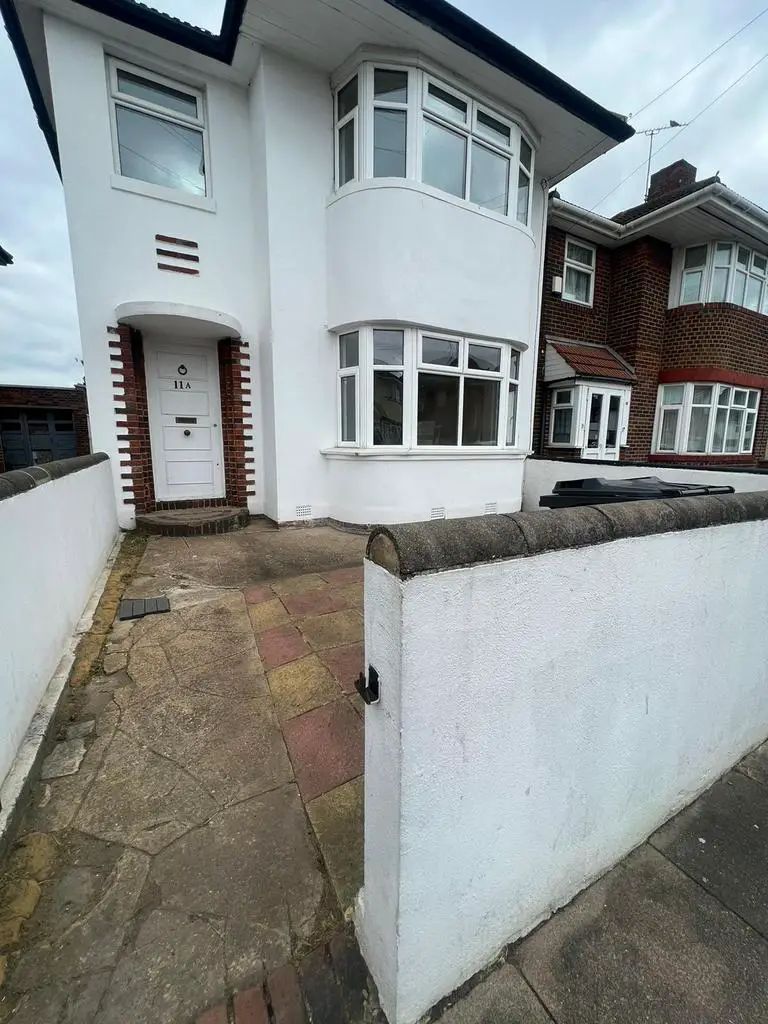 Semi detached house  to rent in  Ilford.