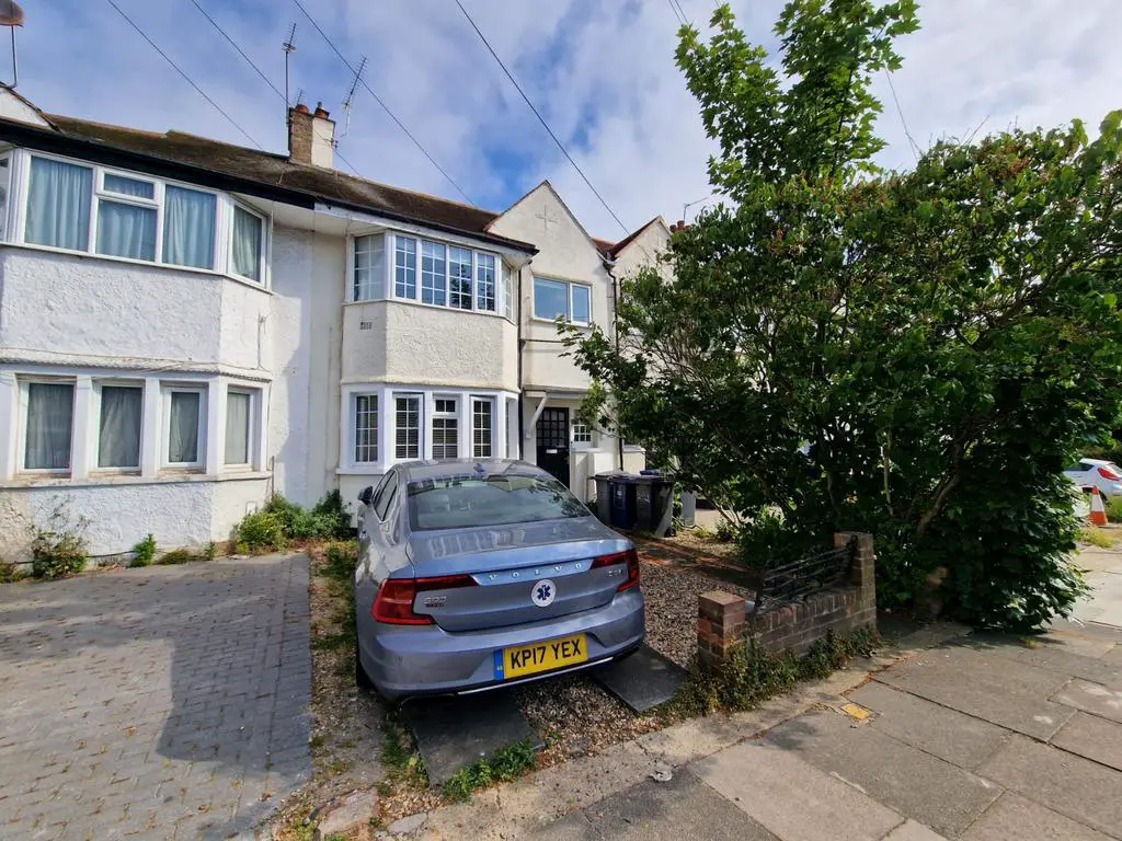 A lovely ready to move into 2 bedroom flat with a