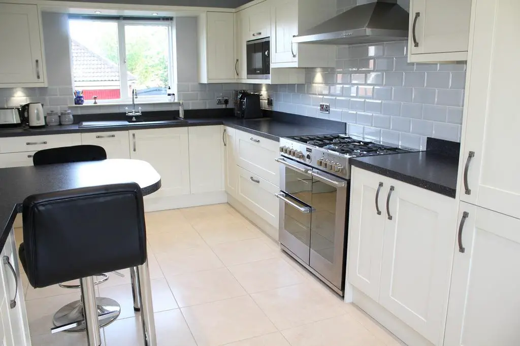 Fitted Kitchen Picture 3