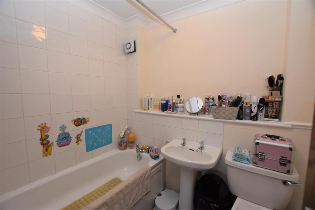 7 Westbourne Court bathroom March 2021 (6).JPG