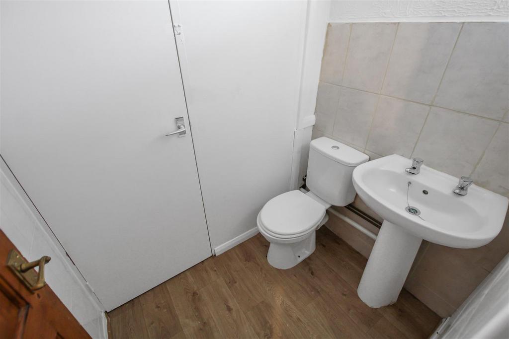 Utility Room / WC: